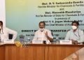 श्री गौड़ा ने किसानों के लिए पीओएस 3.1 सॉफ्टवेयर, एसएमएस सेवा और घर पर उर्वरक उपलब्ध कराने के लिए आरबीके का शुभारंभ किया