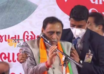  वडोदरा में एक सभा को संबोधित करते हुए सीएम रूपानी को चक्कर आया, पीएम मोदी ने फोन किया और दी ये सलाह