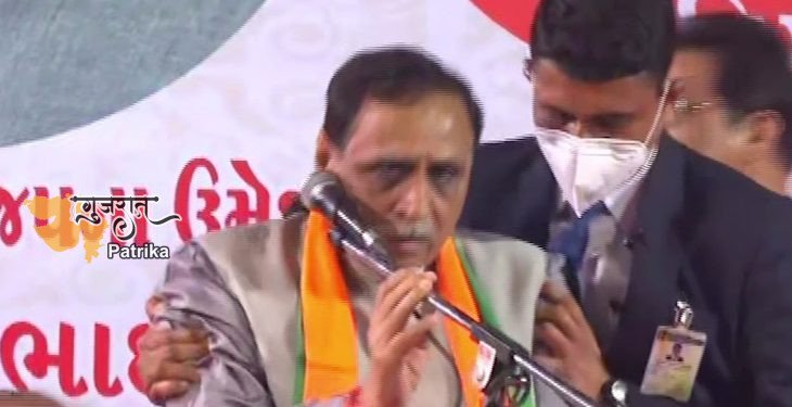  वडोदरा में एक सभा को संबोधित करते हुए सीएम रूपानी को चक्कर आया, पीएम मोदी ने फोन किया और दी ये सलाह