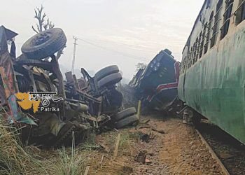 ट्रक से टकराने के बाद पटरी से उतर गई ट्रेन, 41 लोगों की मौत