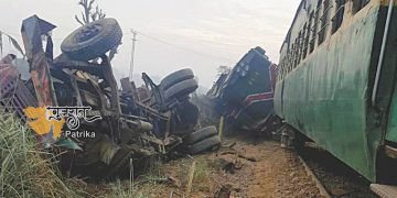 ट्रक से टकराने के बाद पटरी से उतर गई ट्रेन, 41 लोगों की मौत
