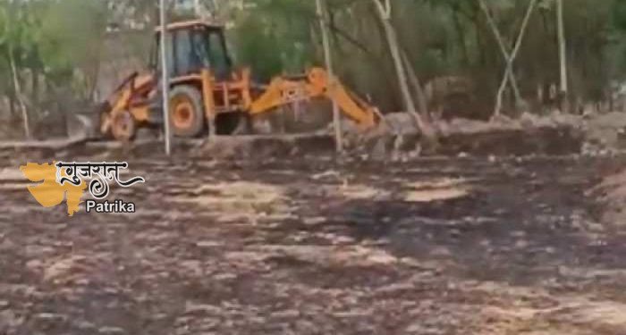 पंचायत चुनाव में मिली हार तो बौखलाया पूर्व प्रधान, JCB से खुदवा दी अपने कार्यकाल में बनी सड़क