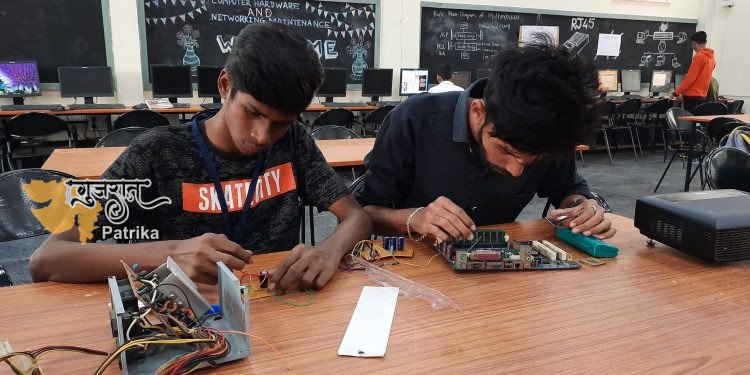 परीक्षा कार्यक्रम घोषित: द्वितीय सेमेस्टर की परीक्षा 18 अप्रैल से चरोतार के 2400 प्राथमिक विद्यालयों में होगी, कक्षा 3 और 4 के बच्चों को पेपर में उत्तर लिखना होगा.