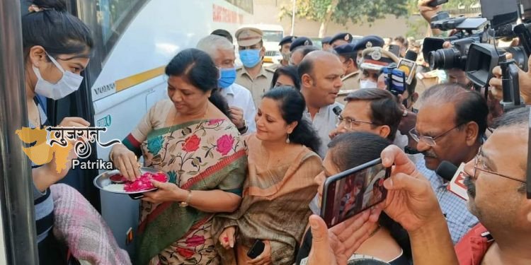 यूक्रेन से 40 और छात्र गांधीनगर लौटे, आज लौटेंगे 100 छात्र