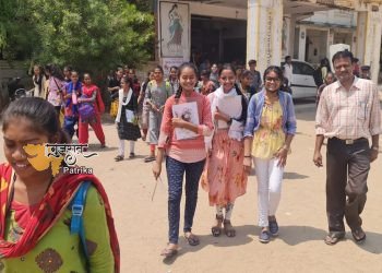 दसवीं की परीक्षा पूरी होने पर छात्र-छात्राओं में खुशी का माहौल
