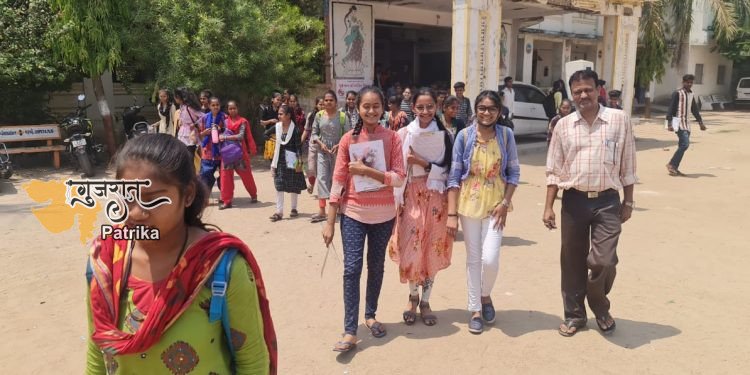 दसवीं की परीक्षा पूरी होने पर छात्र-छात्राओं में खुशी का माहौल