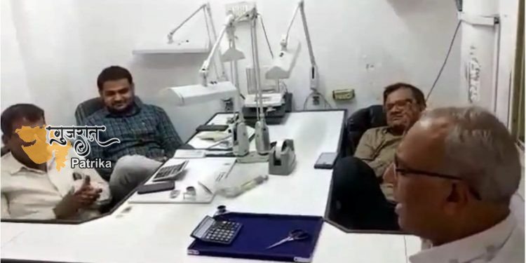 हीरा उद्योग में मंदी के बाद बेहतर दिन की मांग को लेकर हीरा कारोबारी किनारे बैठे…व्यापारियों को है अच्छे दिन का इंतजार