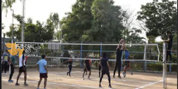 खेल परिसर, नडियाद में वॉलीबॉल प्रतियोगिता का आयोजन किया गया, प्रतियोगिता में 10 विभिन्न टीमों ने भाग लिया।