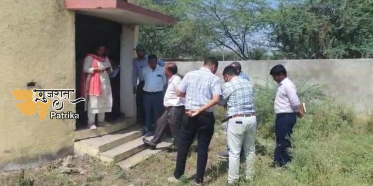 गरबाड़ा कस्बे में वर्षों से बंद पड़े अंडरग्राउंड सीवर की समीक्षा जिला विकास अधिकारी ने की।