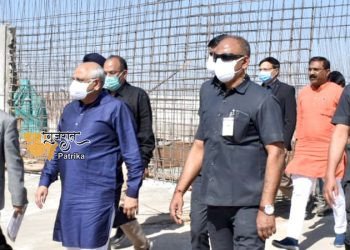 राधनपुर में निर्माणाधीन फिल्ट्रेशन प्लांट का दौरा करते मुख्यमंत्री
