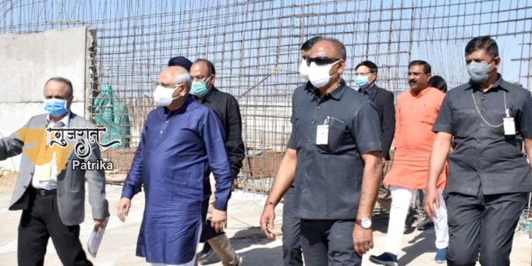 राधनपुर में निर्माणाधीन फिल्ट्रेशन प्लांट का दौरा करते मुख्यमंत्री