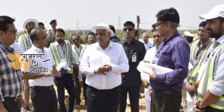 मुख्यमंत्री ने भारतमाला परियोजना के तहत सांचौर-संतलपुर सड़क के 5 लेन निर्माण कार्य स्थल का निरीक्षण किया.