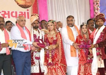 सुरेंद्रनगर में गुरुब्राह्मण समाज द्वारा आयोजित सामूहिक विवाह में 14 नवविवाहितों को आशीर्वाद देते मुख्यमंत्री
