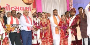 सुरेंद्रनगर में गुरुब्राह्मण समाज द्वारा आयोजित सामूहिक विवाह में 14 नवविवाहितों को आशीर्वाद देते मुख्यमंत्री