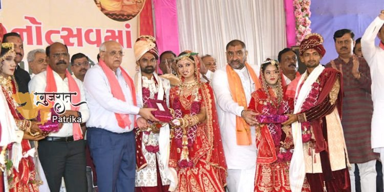 सुरेंद्रनगर में गुरुब्राह्मण समाज द्वारा आयोजित सामूहिक विवाह में 14 नवविवाहितों को आशीर्वाद देते मुख्यमंत्री