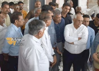 हलवाड़ जीआईडीसी में दीवार गिरने से जान गंवाने वाले कार्यकर्ताओं के प्रति संवेदना व्यक्त करते हुए
