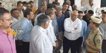 हलवाड़ जीआईडीसी में दीवार गिरने से जान गंवाने वाले कार्यकर्ताओं के प्रति संवेदना व्यक्त करते हुए