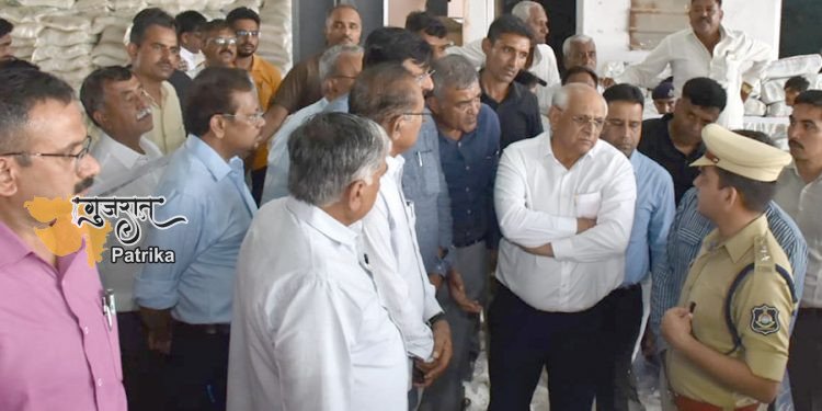 हलवाड़ जीआईडीसी में दीवार गिरने से जान गंवाने वाले कार्यकर्ताओं के प्रति संवेदना व्यक्त करते हुए