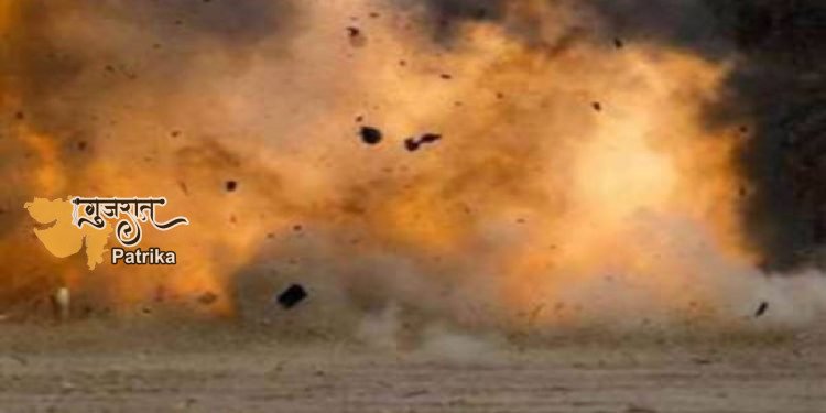 सीरिया में सेना की एक बस के पास हुए बम विस्फोट में 11 लोगों समेत कम से कम 13 लोगों की मौत हो गई।