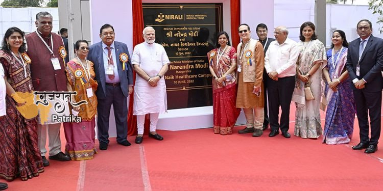 प्रधान मंत्री श्री नरेंद्रभाई मोदी ने नवसारी में निराली मल्टीस्पेशलिटी अस्पताल और एएम नायक हेल्थकेयर कैंपस का उद्घाटन किया