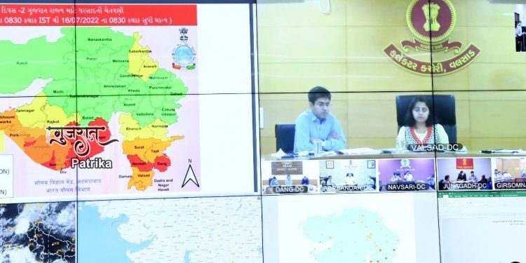 मुख्यमंत्री श्री भूपेन्द्र पटेल ने वर्षा से अधिक प्रभावित नवसारी समेत 6 जिलों में सीएम-डैशबोर्ड के माध्यम से स्थिति-बचाव-राहत बचाव कार्यों की व्यापक समीक्षा की.