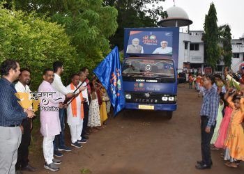 राज्य मंत्री जीतूभाई चौधरी ने मंगरोली में “वंदे गुजरात विकास यात्रा” रथ को हरी झंडी दिखाकर रवाना किया