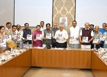 मुख्यमंत्री श्री भूपेंद्रभाई पटेल ने जलापूर्ति विभाग की पुस्तक “मक्कम सरकार आदिखम विकास गाथा” का विमोचन किया।