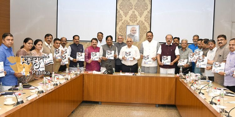 मुख्यमंत्री श्री भूपेंद्रभाई पटेल ने जलापूर्ति विभाग की पुस्तक “मक्कम सरकार आदिखम विकास गाथा” का विमोचन किया।