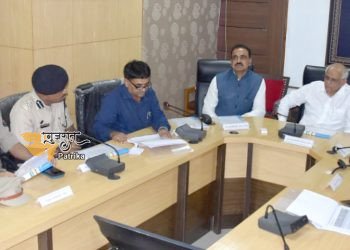 भारी बारिश से प्रभावित नर्मदा जिले की स्थिति का जायजा लेने के लिए मुख्यमंत्री ने राजपीपला में जिला प्रशासन के साथ बैठक की.