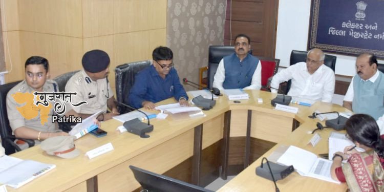 भारी बारिश से प्रभावित नर्मदा जिले की स्थिति का जायजा लेने के लिए मुख्यमंत्री ने राजपीपला में जिला प्रशासन के साथ बैठक की.