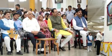 स्वर्गीय। श्यामाप्रसाद मुखर्जी की पहली जयंती के अवसर पर मुख्यमंत्री ने गुजरात विधानसभा मंच पर सद्गत की तेल चित्रकला को श्रद्धांजलि दी.