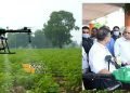विश्व में पहली बार ड्रोन तकनीक से नैनो यूरिया का छिड़काव मुख्यमंत्री श्री भूपेन्द्र पटेल द्वारा किया गया।