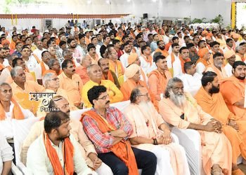 मुख्यमंत्री ने दशनाम समाज के साधु-संतों को शॉल लपेटकर किया सम्मानित