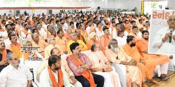 मुख्यमंत्री ने दशनाम समाज के साधु-संतों को शॉल लपेटकर किया सम्मानित