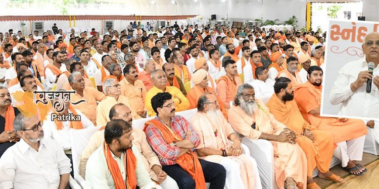 मुख्यमंत्री ने दशनाम समाज के साधु-संतों को शॉल लपेटकर किया सम्मानित
