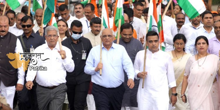 मुख्यमंत्री श्री भूपेंद्र पटेल सूरत से राज्यव्यापी ‘हर घर तिरंगा’ अभियान का उद्घाटन करते हुए।