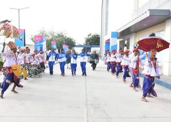 जैसे ही भावनगर के स्पोर्ट्स कॉम्प्लेक्स में 36वें राष्ट्रीय खेलों की शुरुआत हुई, एथलीटों का पारंपरिक गरबा और प्राचीन गरबा से स्वागत किया गया, जिसे गुजरात की पहचान माना जाता है।