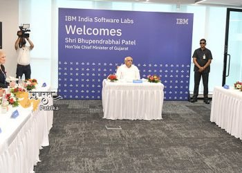 गिफ्ट सिटी में प्रसिद्ध आईबीएम सॉफ्टवेयर लैब का उद्घाटन करते मुख्यमंत्री श्री