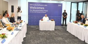 गिफ्ट सिटी में प्रसिद्ध आईबीएम सॉफ्टवेयर लैब का उद्घाटन करते मुख्यमंत्री श्री