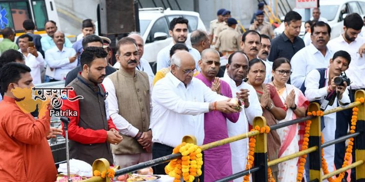 मुख्यमंत्री श्री भूपेंद्र पटेल ने एकतानगर जाकर मां नर्मदा जल की पूजा कर नर्मदा नीर को प्रणाम किया