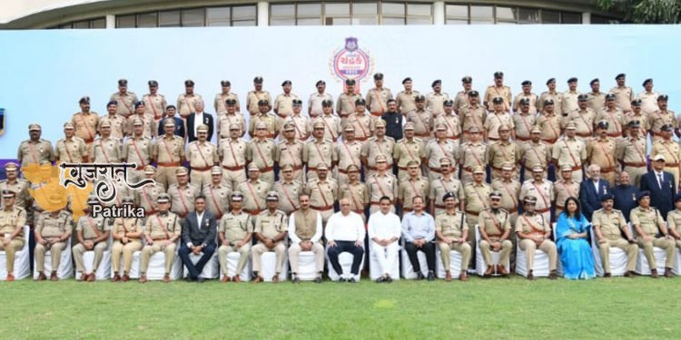 मुख्यमंत्री द्वारा राष्ट्रपति चंद्रक से सम्मानित राज्य पुलिस बल के अधिकारियों को चंद्रक से सम्मानित किया गया।