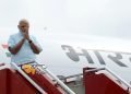 सूरत हवाई अड्डे पर प्रधानमंत्री श्री नरेंद्रभाई मोदी का गर्मजोशी से स्वागत किया गया