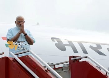 सूरत हवाई अड्डे पर प्रधानमंत्री श्री नरेंद्रभाई मोदी का गर्मजोशी से स्वागत किया गया