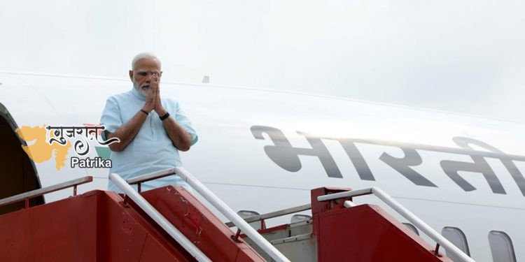 सूरत हवाई अड्डे पर प्रधानमंत्री श्री नरेंद्रभाई मोदी का गर्मजोशी से स्वागत किया गया