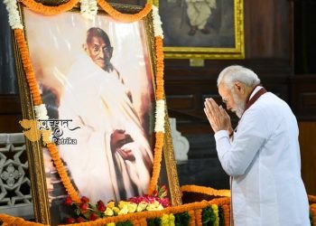प्रधानमंत्री ने महात्मा गांधी की जयंती पर राजघाट पर उन्हें पुष्पांजलि अर्पित की