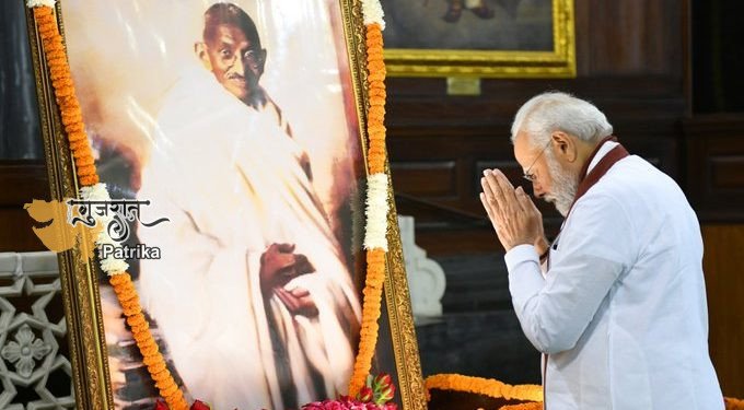 प्रधानमंत्री ने महात्मा गांधी की जयंती पर राजघाट पर उन्हें पुष्पांजलि अर्पित की