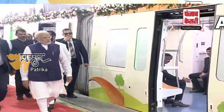 प्रधानमंत्री ने ‘नागपुर मेट्रो फेज-2’ की आधारशिला रखी और ‘नागपुर मेट्रो फेज-1’ राष्ट्र को समर्पित किया। फ्रीडम पार्क मेट्रो स्टेशन से खपरी मेट्रो स्टेशन तक मेट्रो की सवारी की