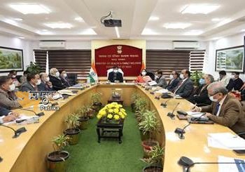डॉ. मनसुख मांडविया ने पूरे विश्व में कोविड-19 के बढ़ते मामलों को देखते हुए निगरानी, रोकथाम व प्रबंधन के लिए कोविड-19 की स्थिति और सार्वजनिक स्वास्थ्य प्रणाली की तैयारी की समीक्षा की
