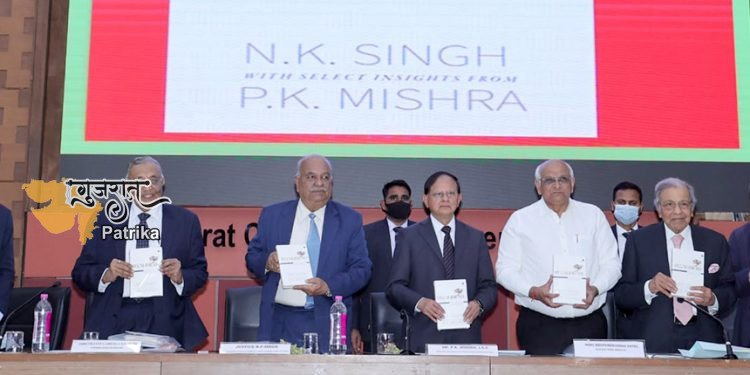 मुख्यमंत्री श्री भूपेंद्र पटेल द्वारा ‘रिकैलिब्रेट: चेंजिंग पैराडाइम्स’ और ‘ऊर्जा सुरक्षा आत्मनिर्भर भारत रोडमैप-2022-2047’ पुस्तकों का विमोचन