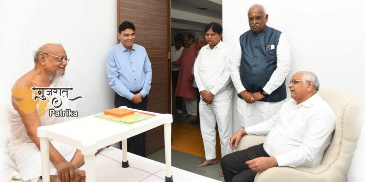 जैनाचार्य श्री रत्नसुन्दरेश्वरजी महाराज साहिब से मुख्यमंत्री श्री भूपेन्द्र पटेल की सौजन्य भेंट